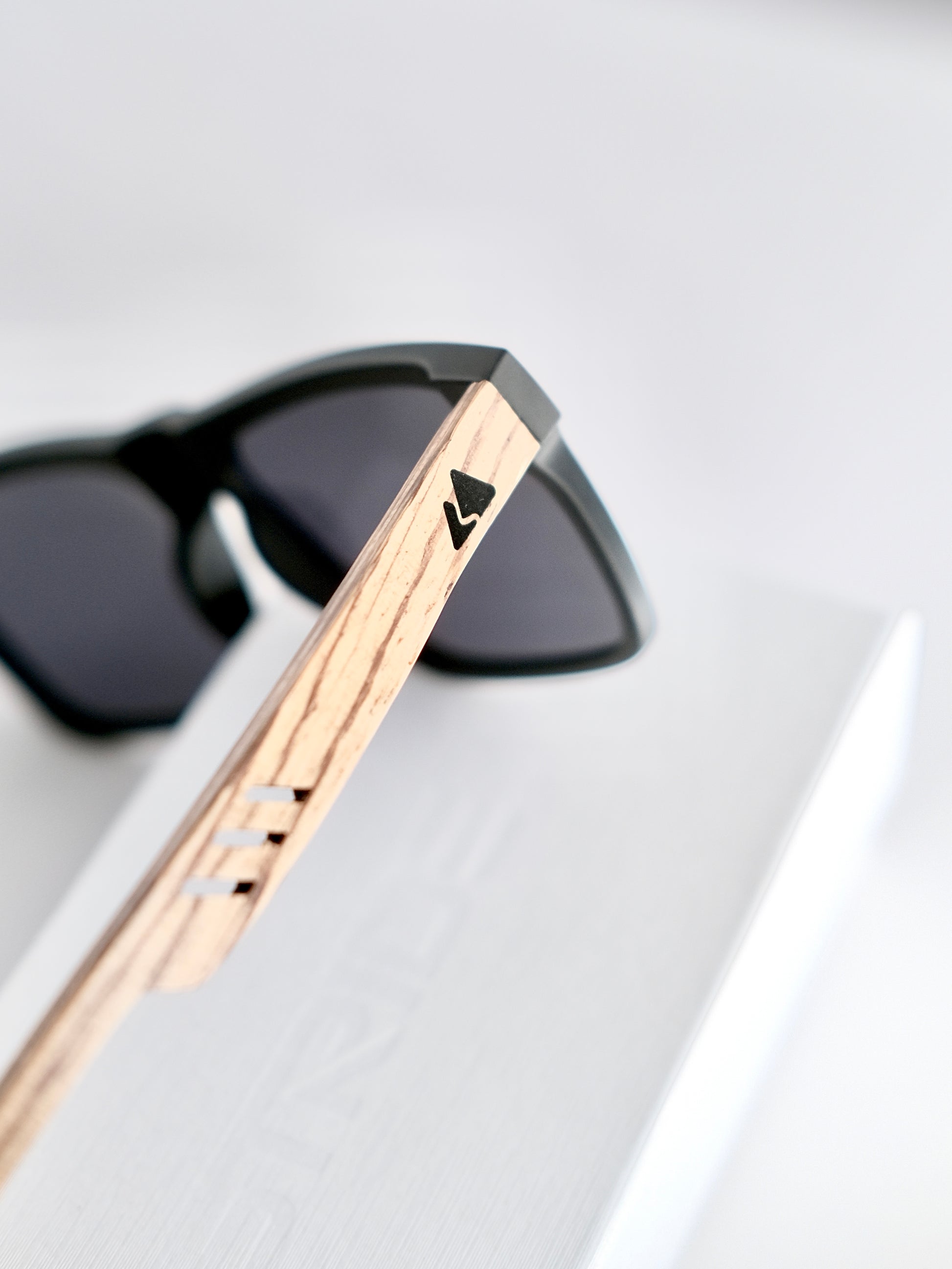 Sustainable polarised sunglasses with retro rectangular design